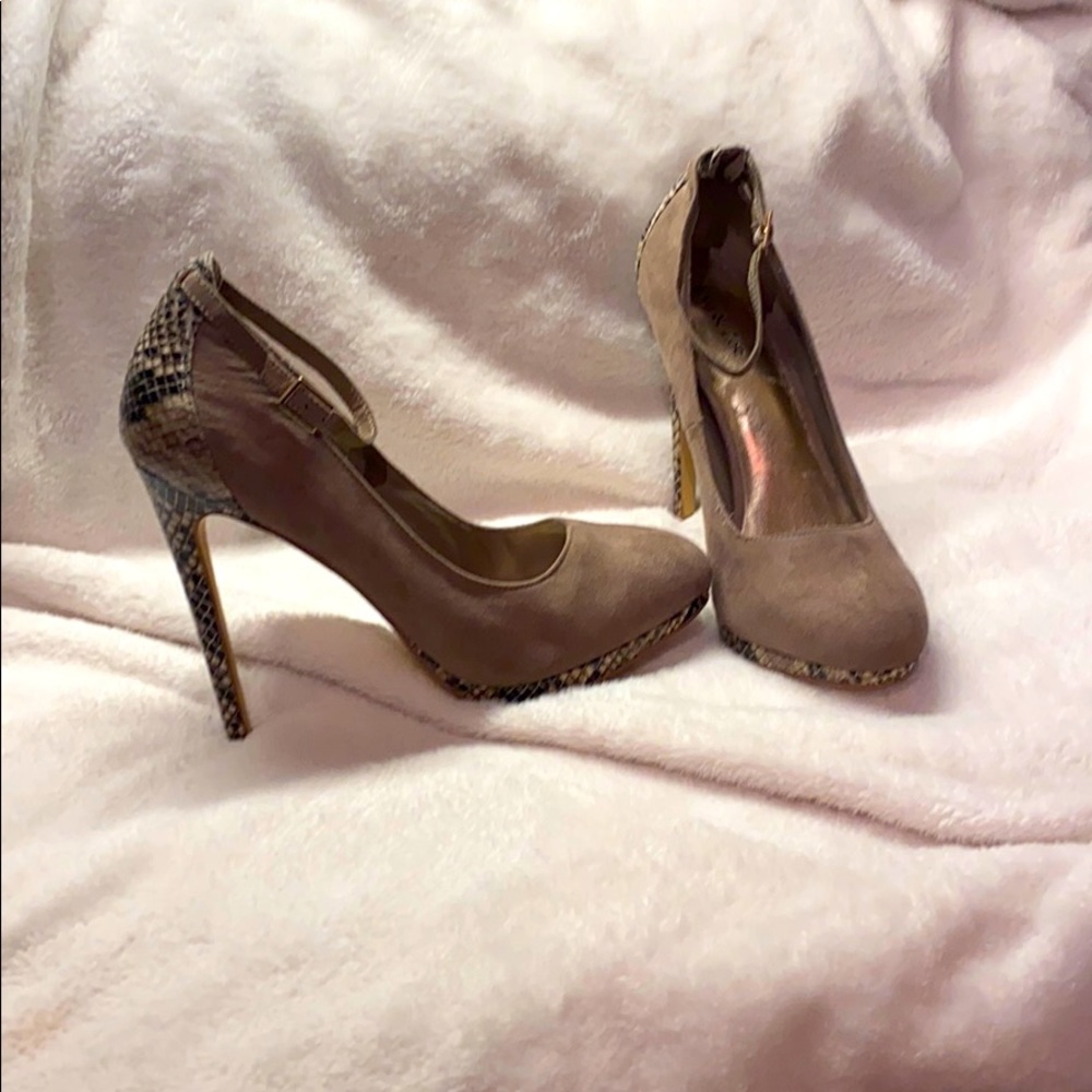 Eva&Zoe Taupe/Snakeskin pumps- New